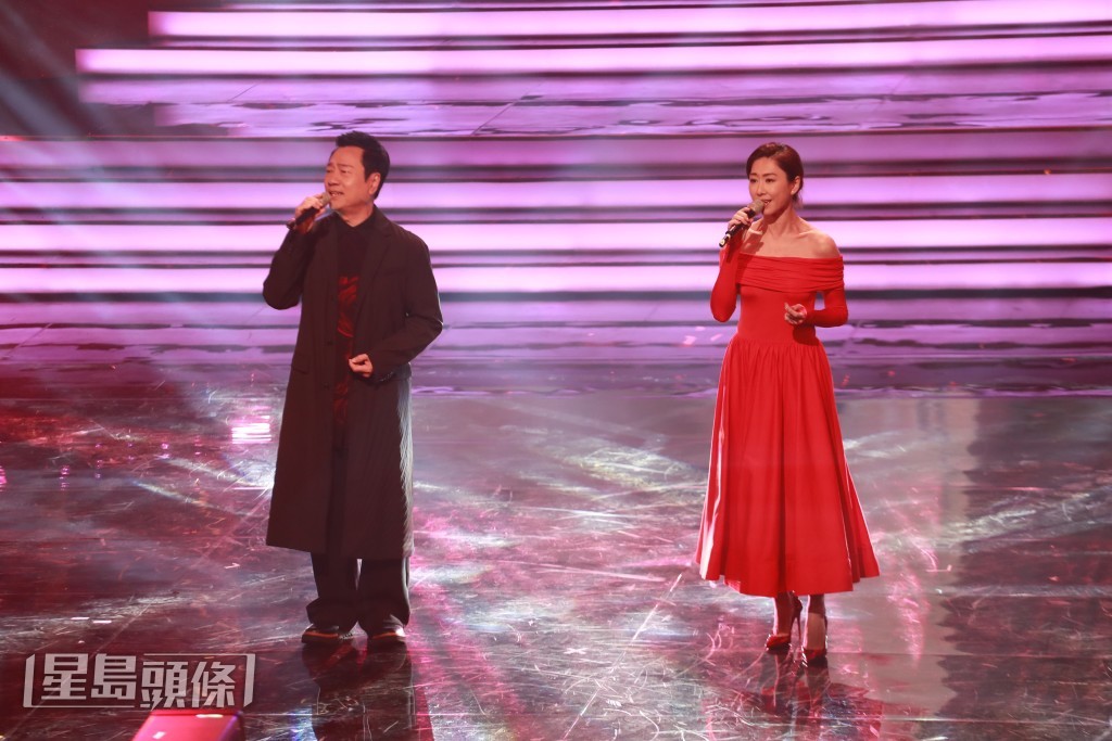 黎耀祥孖住胡定欣唱出《紅蝴蝶》。 黎耀祥孖住胡定欣唱出《紅蝴蝶》。