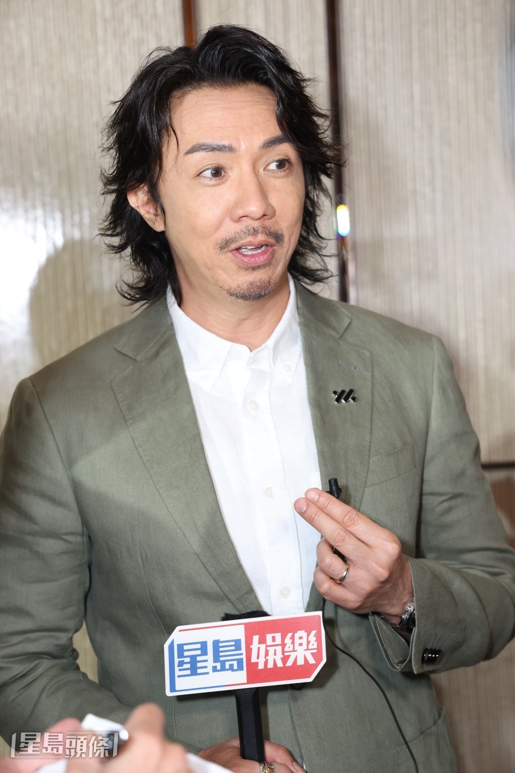 有指Kay重出樂壇挽回一姐地位,阿聰笑言太太在樂壇已有好好成績。 有指Kay重出樂壇挽回一姐地位,阿聰笑言太太在樂壇已有好好成績。