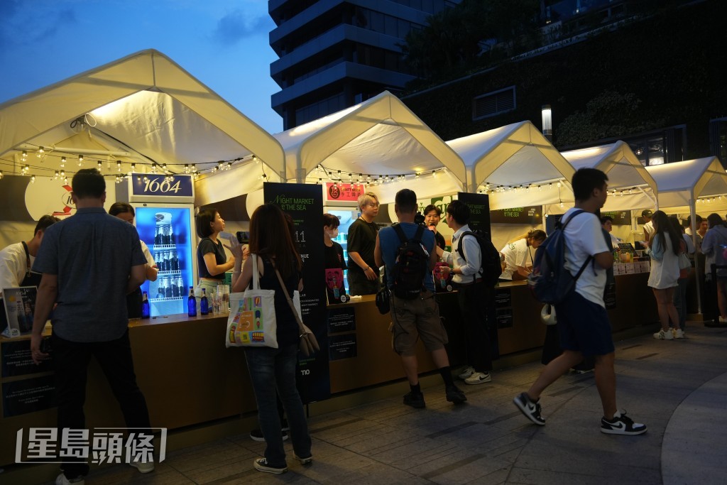夜市设有近30个本地品牌摊位。吴艳玲摄