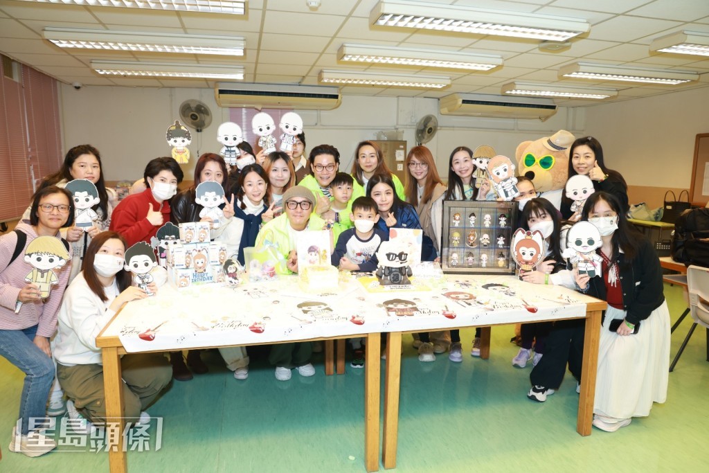 一班粉絲為他安排生日會。