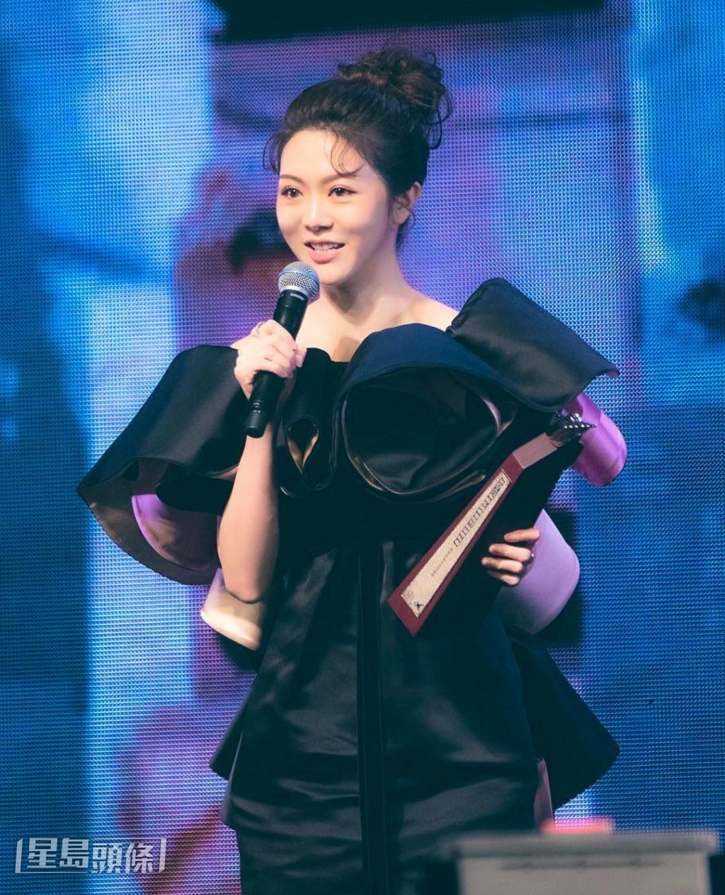 18年正式出道,並拿下叱咤頒獎禮生力軍銀獎。 18年正式出道,並拿下叱咤頒獎禮生力軍銀獎。