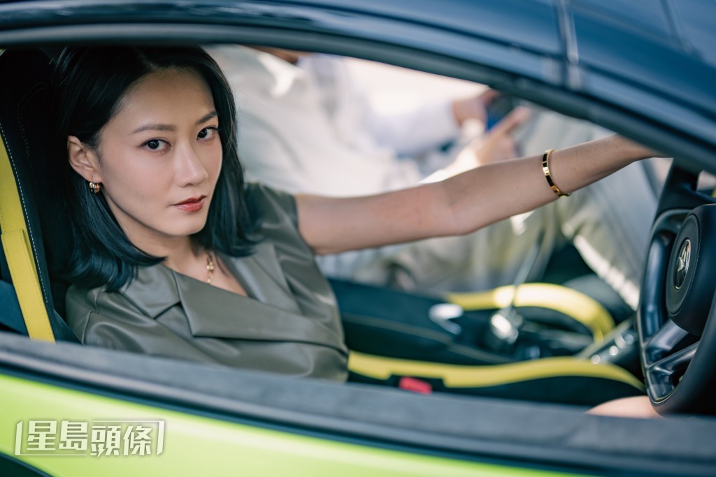 廖子妤坦言戲中有跑車場面,但不敢親自駕駛,因為實在太名貴。 廖子妤坦言戲中有跑車場面,但不敢親自駕駛,因為實在太名貴。