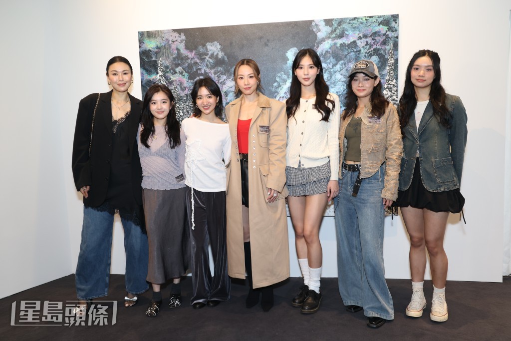 一眾好友支持鄧麗欣畫展。