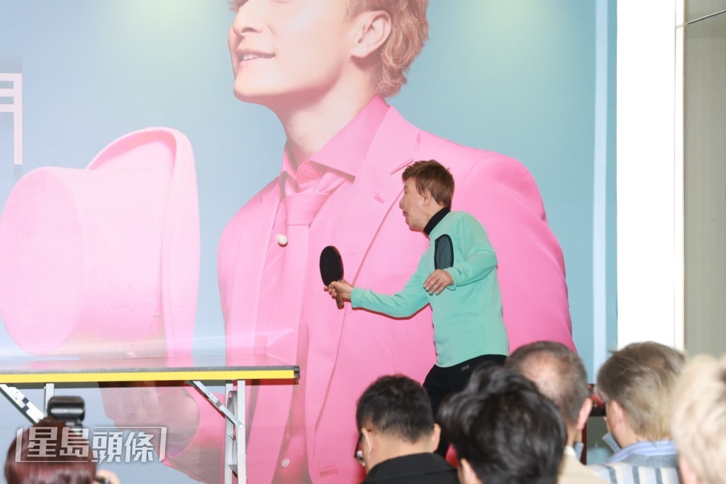 二人即場打乒乓波。