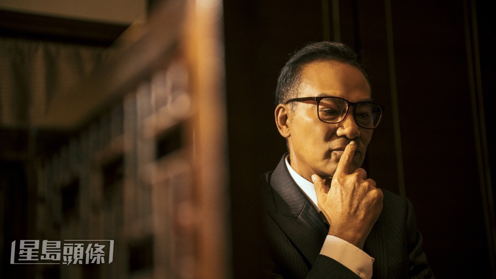 華哥拍攝一場吊頸自殺戲中,他投入的演出竟缺氧兩秒險窒息,嚇得麥導馬上叫停。 華哥拍攝一場吊頸自殺戲中,他投入的演出竟缺氧兩秒險窒息,嚇得麥導馬上叫停。