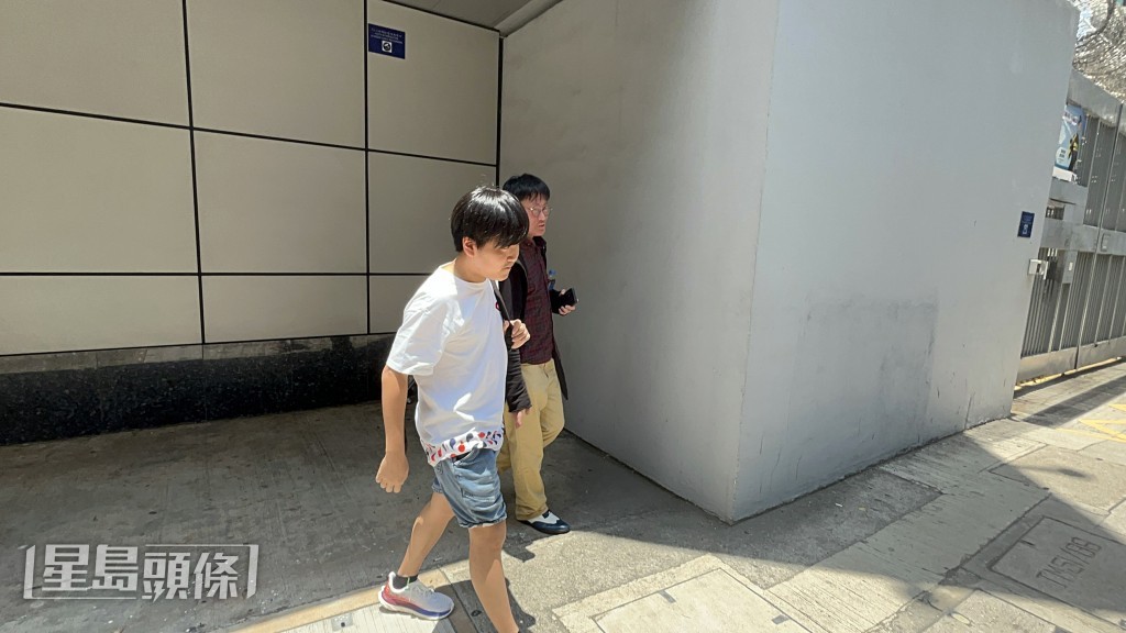 賴卓賢離開屯門警署。楊偉亨攝 賴卓賢離開屯門警署。楊偉亨攝