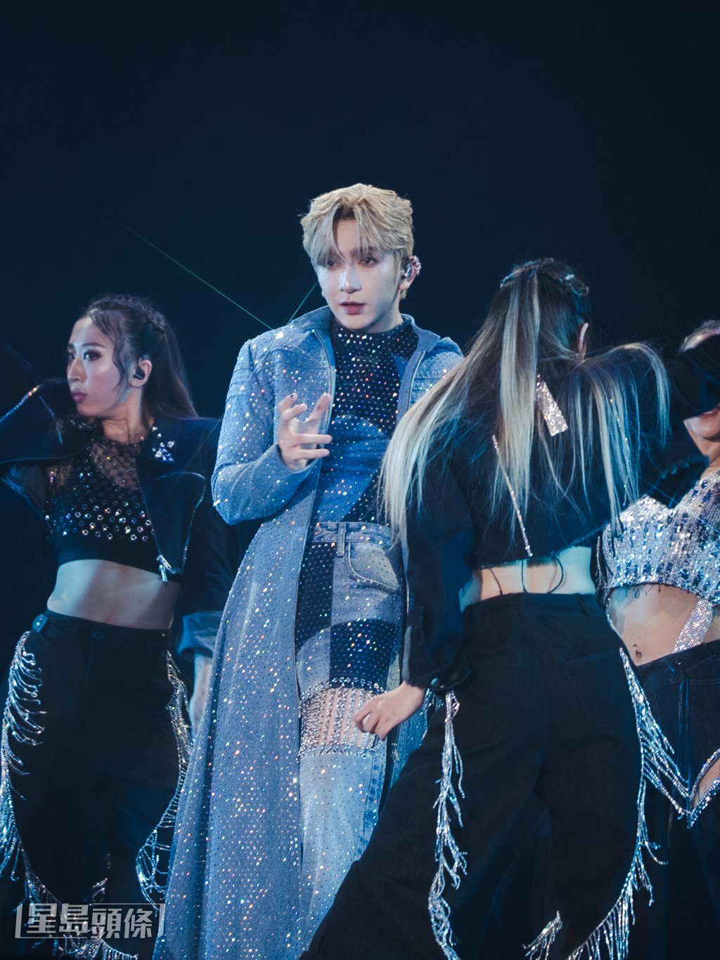 牛仔衫連斗篷用了13萬顆水晶價值30萬。