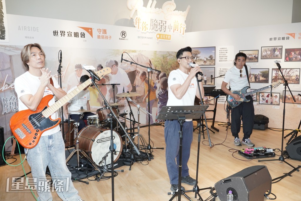早前去了非洲作探訪的他們更即場獻唱為此行而寫的歌曲《讓世界都懂》。