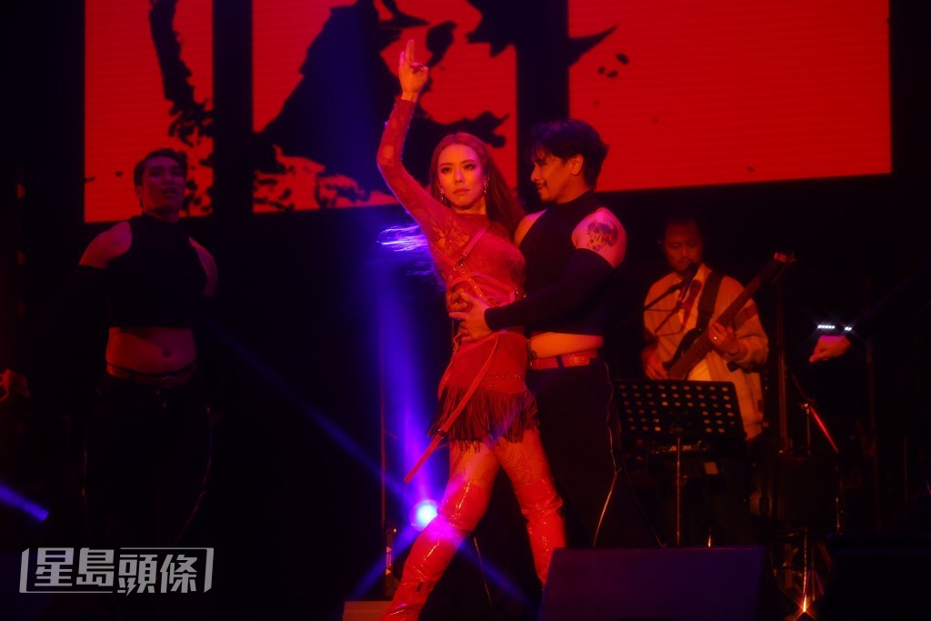 J.Arie與男dancer大跳熱舞。