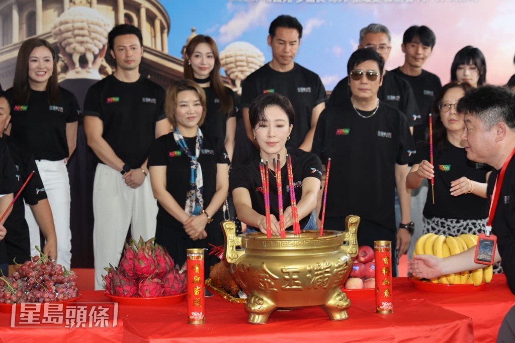 剪了一頭短髮的楊茜堯聲沙沙現身。 剪了一頭短髮的楊茜堯聲沙沙現身。