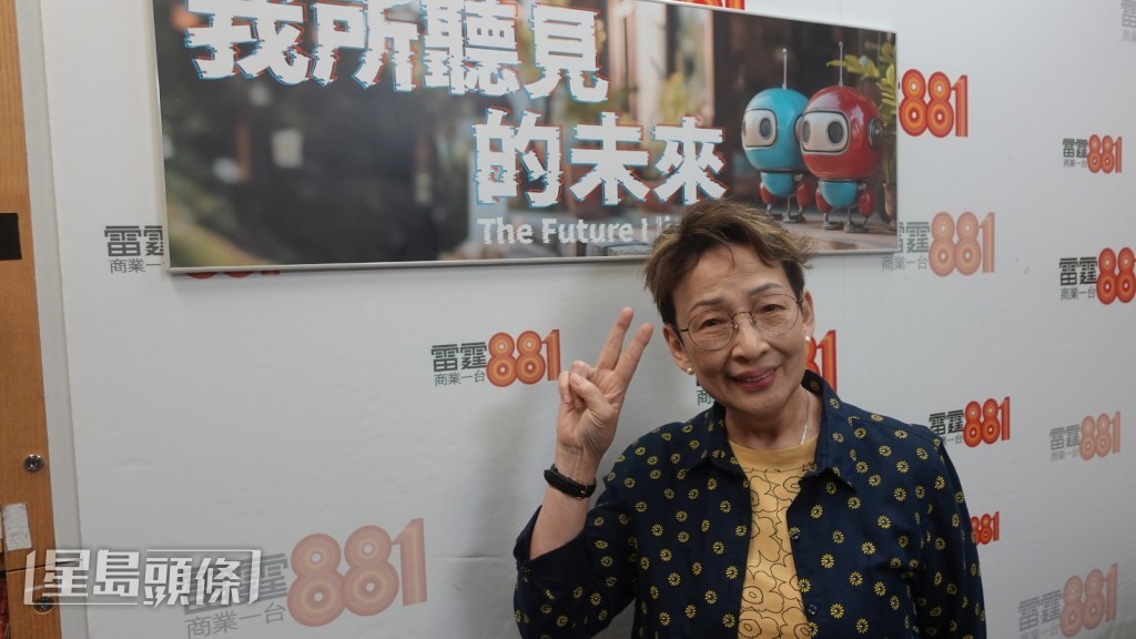 馮素波一向擅長演繹慈母與嫲嫲的角色,今次聲演的「李心悅」,是一位身體虛弱、依賴高科技照顧的長者角色。 馮素波一向擅長演繹慈母與嫲嫲的角色,今次聲演的「李心悅」,是一位身體虛弱、依賴高科技照顧的長者角色。
