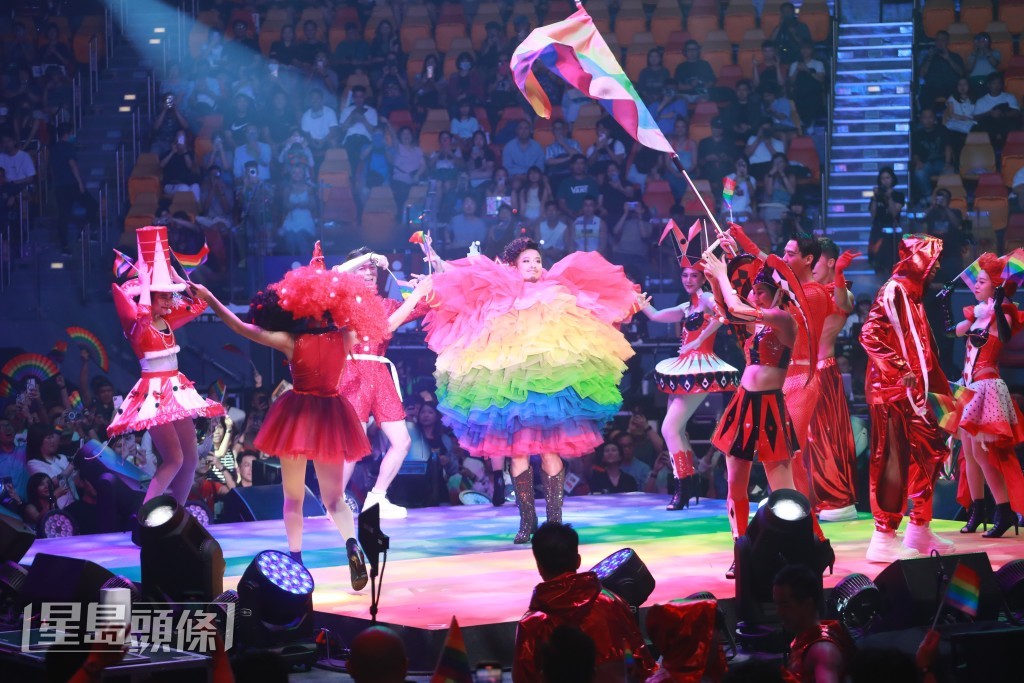 小肥在演唱會下半部分打扮成彩虹沐浴球出場。 小肥在演唱會下半部分打扮成彩虹沐浴球出場。