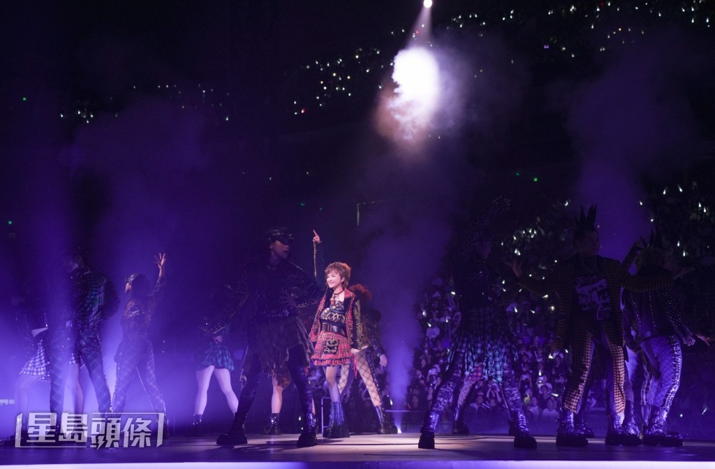 fans亦十分識做,以廣東話「回禮」,演唱會頓變「粵語速成班」。 fans亦十分識做,以廣東話「回禮」,演唱會頓變「粵語速成班」。