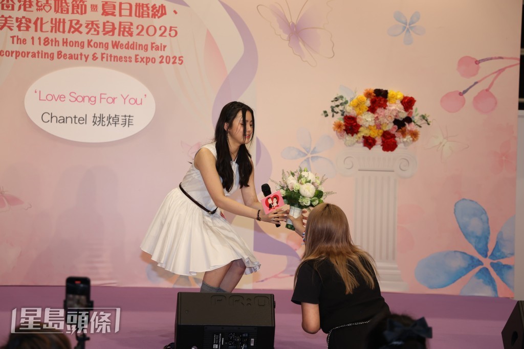 歌迷送花支持Chantel表演。 歌迷送花支持Chantel表演。