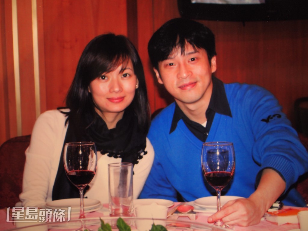 吴文珊（左）本来从事酒店业工作，自2016年在杨天经自组剧团制作的舞台剧《七十二家房客 - 明日丽㓥》粉墨登场后展开演戏生涯。