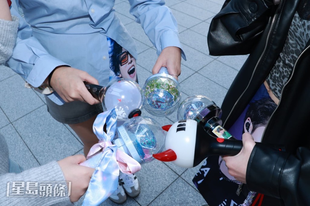 粉絲帶上應援物支持偶像。 粉絲帶上應援物支持偶像。