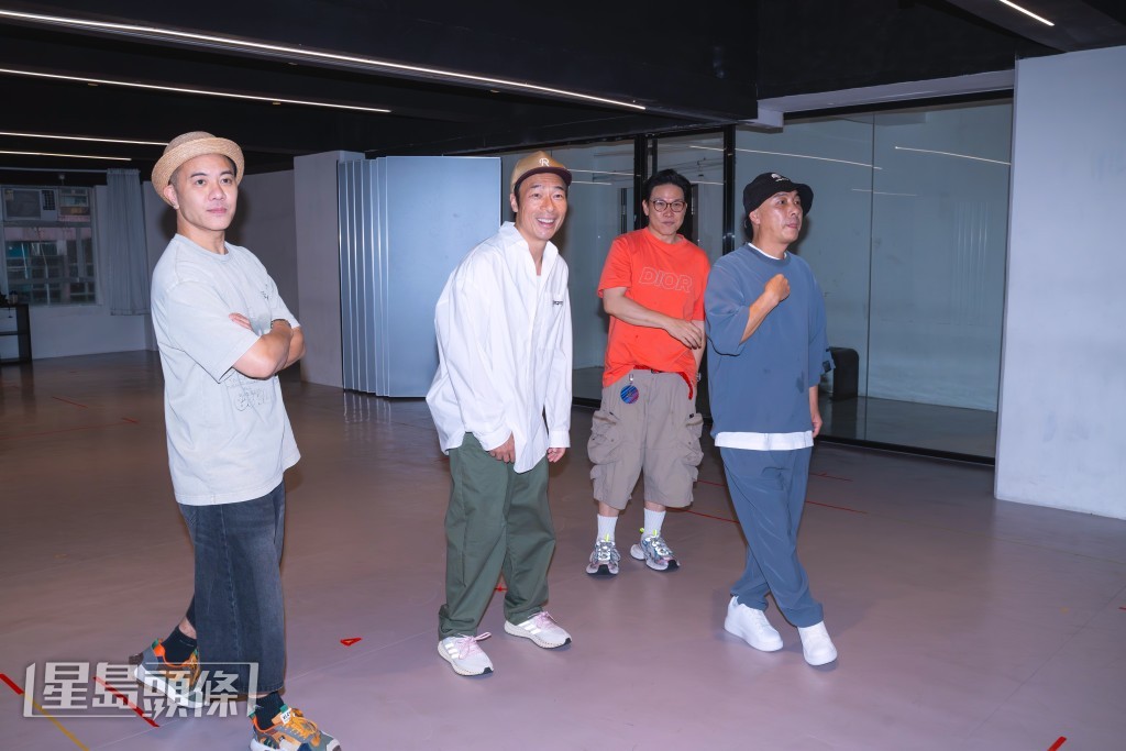 4子與舞蹈團隊綵排和練歌。