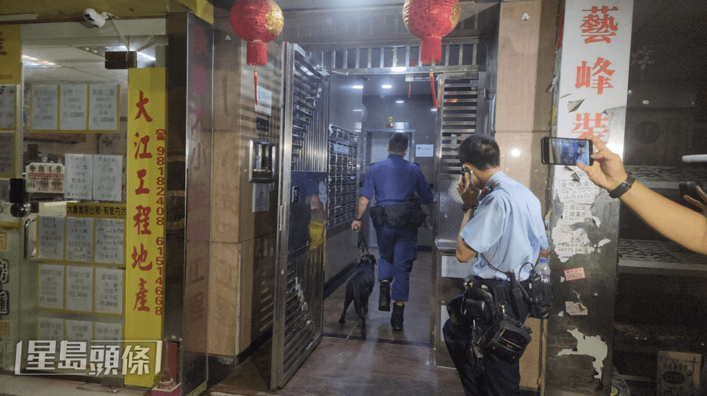 警方一度召來警犬到場協助調查。