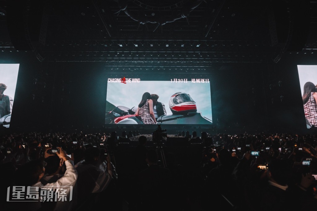 播放新歌《追 CHASING THE WIND》微電影預告片。