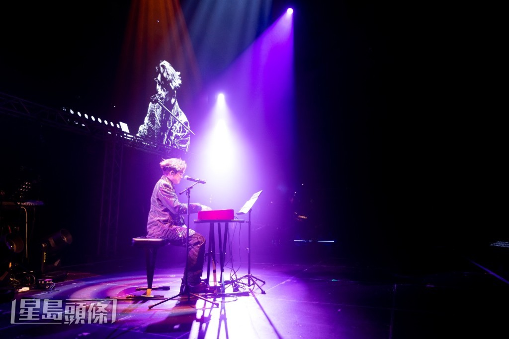 羅啟豪人生首次公開表演自彈自唱，藉此感謝父親栽培。