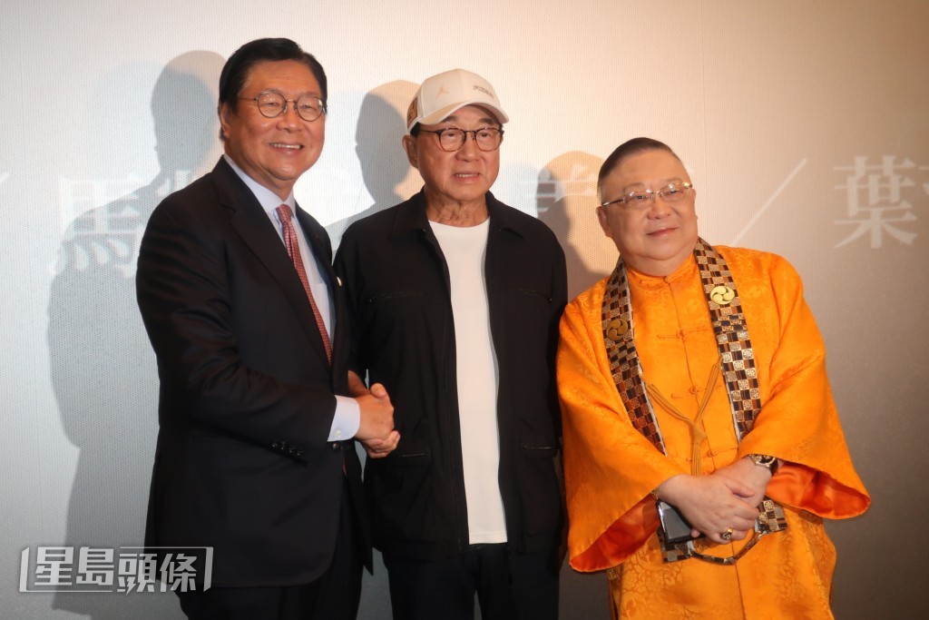 許冠文、李居明與香港貿易發展局主席馬時亨合照。