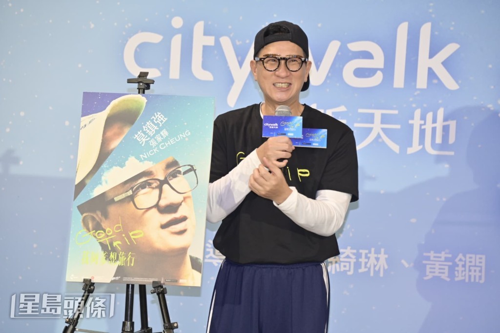 張家輝為了角色,索性剃光後再癡地中海假髮。 張家輝為了角色,索性剃光後再癡地中海假髮。