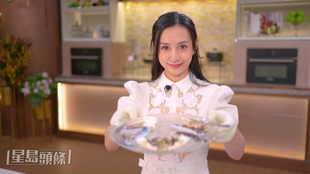 龔嘉欣再次主持全新綜藝節目《在家宴客60道菜》。