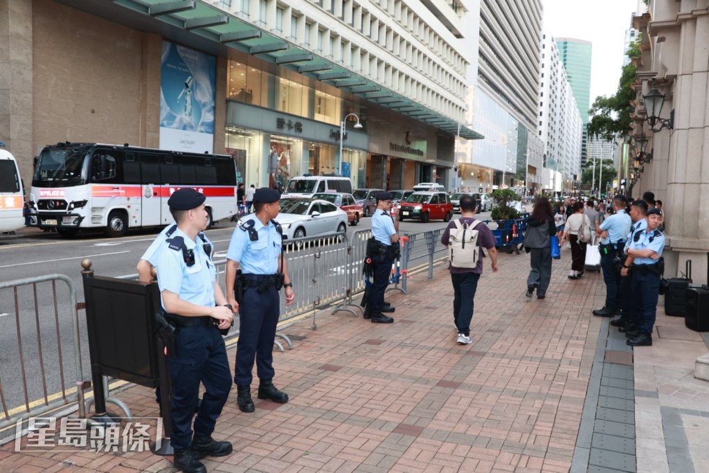 現場附近亦有大批警員及交通警到場維持秩序。 現場附近亦有大批警員及交通警到場維持秩序。