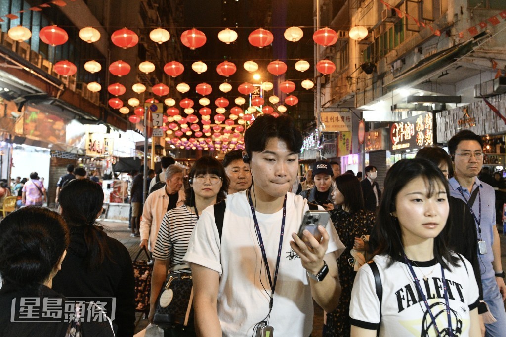 將設有22個特色美食攤位及近10個懷舊小食流動攤檔，提供煎釀三寶、碗仔翅、魚蛋、燒賣等香港地道美食。盧江球攝