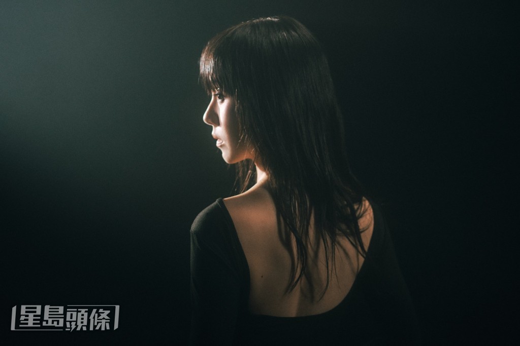 白安身穿黑色露背修身裙裝，大方展現優雅線條，並罕見地大露美背。
