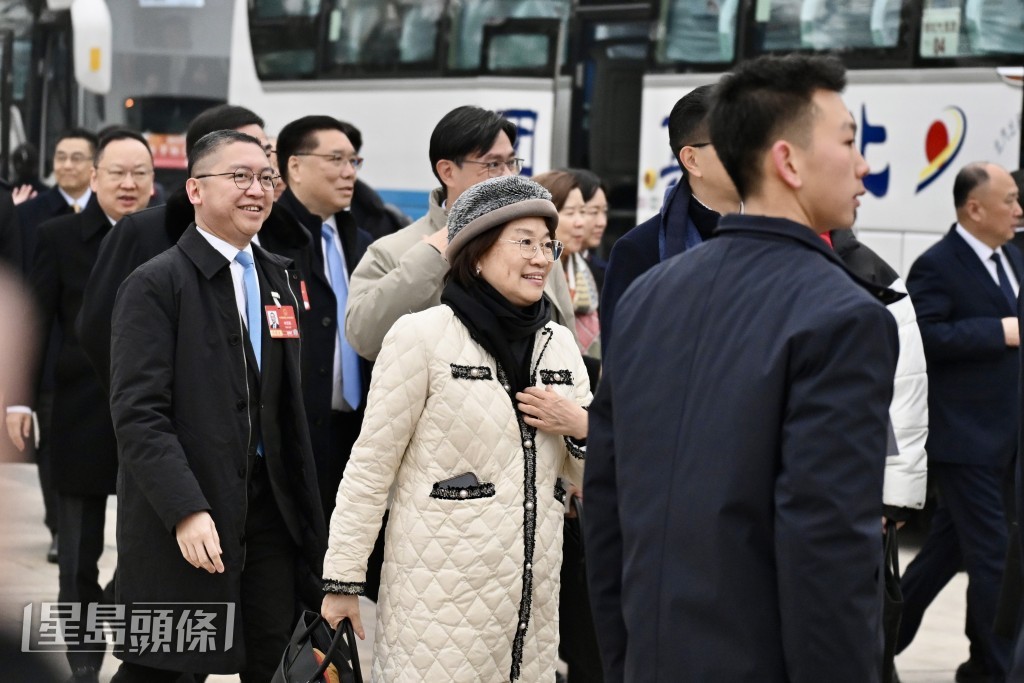 港区人大今早（4日）前来人民大会堂开大会预备会。刘骏轩摄