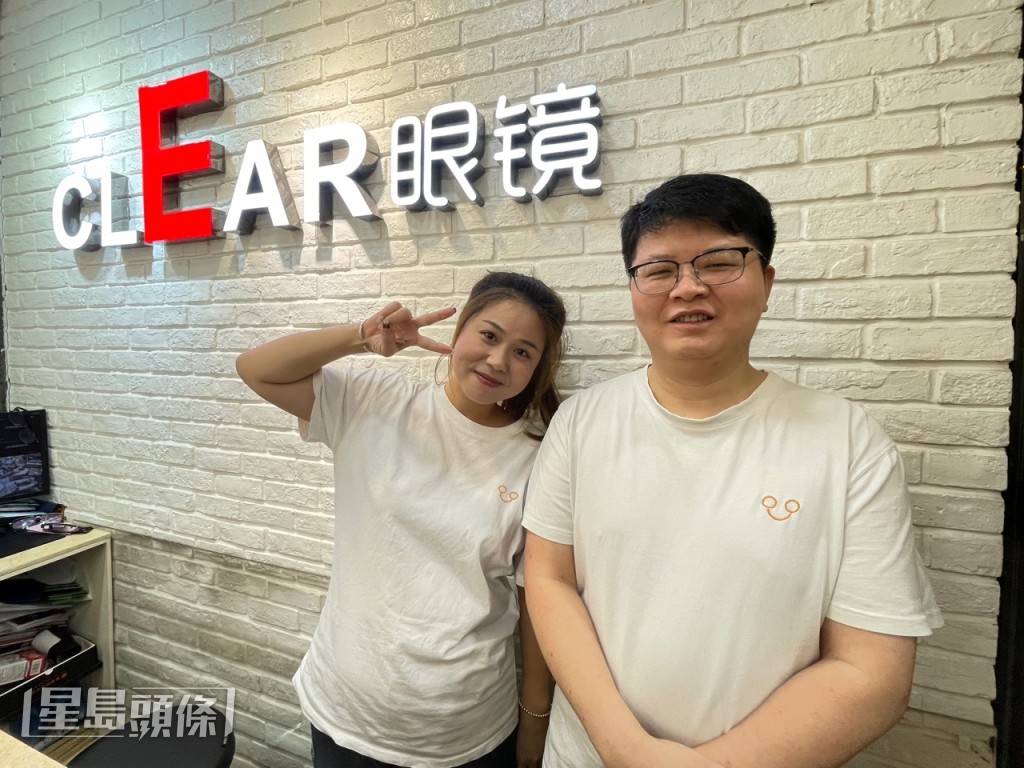 眼镜店店员葛先生（右）。萧博禧摄