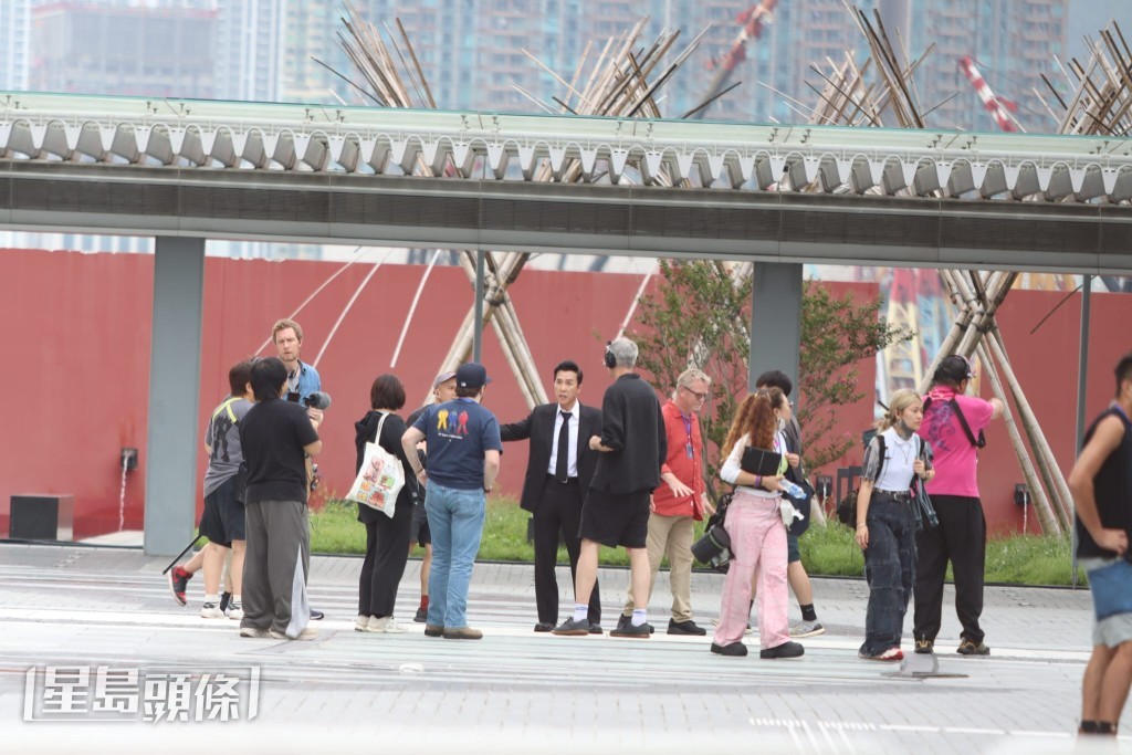 甄子丹不停同工作人員研究走位。 甄子丹不停同工作人員研究走位。