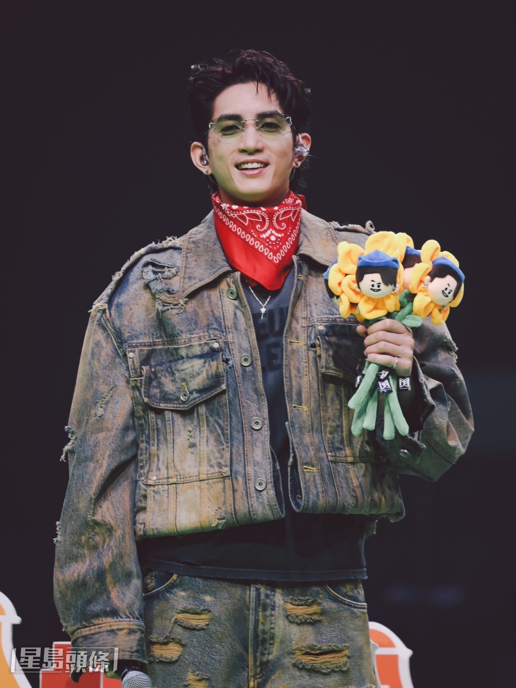 他開場以《如果電話亭》走進觀眾席,隨即引來全場粉絲興奮尖叫。 他開場以《如果電話亭》走進觀眾席,隨即引來全場粉絲興奮尖叫。