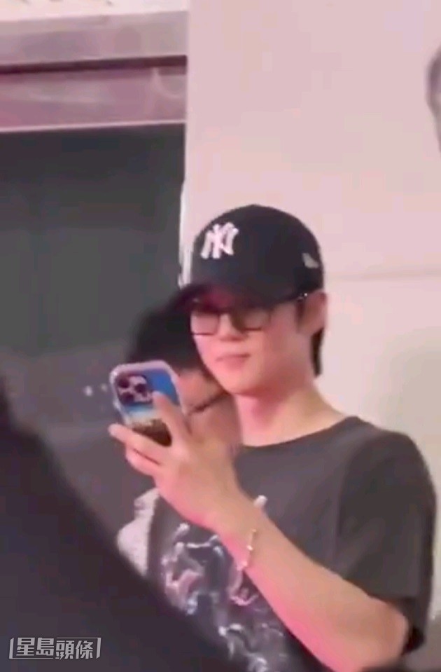 有觀眾拍到EXO成員Suho亦到場看BLACKPINK演出。 有觀眾拍到EXO成員Suho亦到場看BLACKPINK演出。