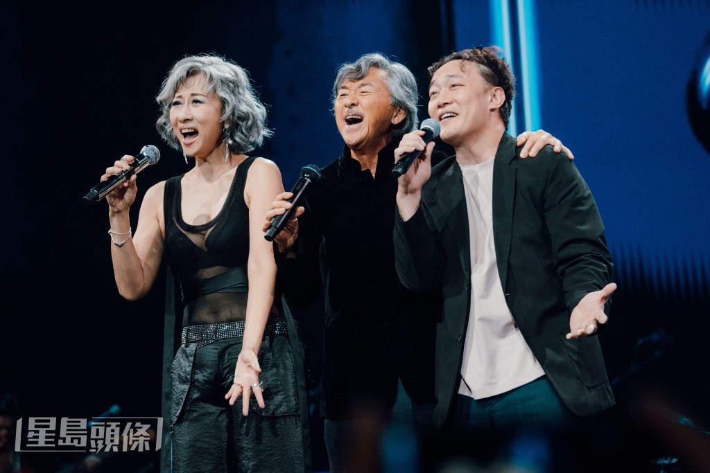 三人於台上合唱《數字人生》。