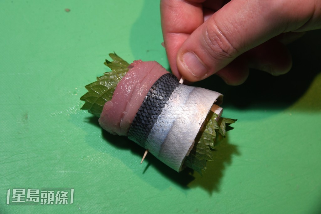 用秋刀魚肉造成魚卷。 用秋刀魚肉造成魚卷。