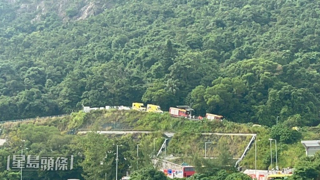 消防及救护车到场。杨伟亨摄 消防及救护车到场。杨伟亨摄