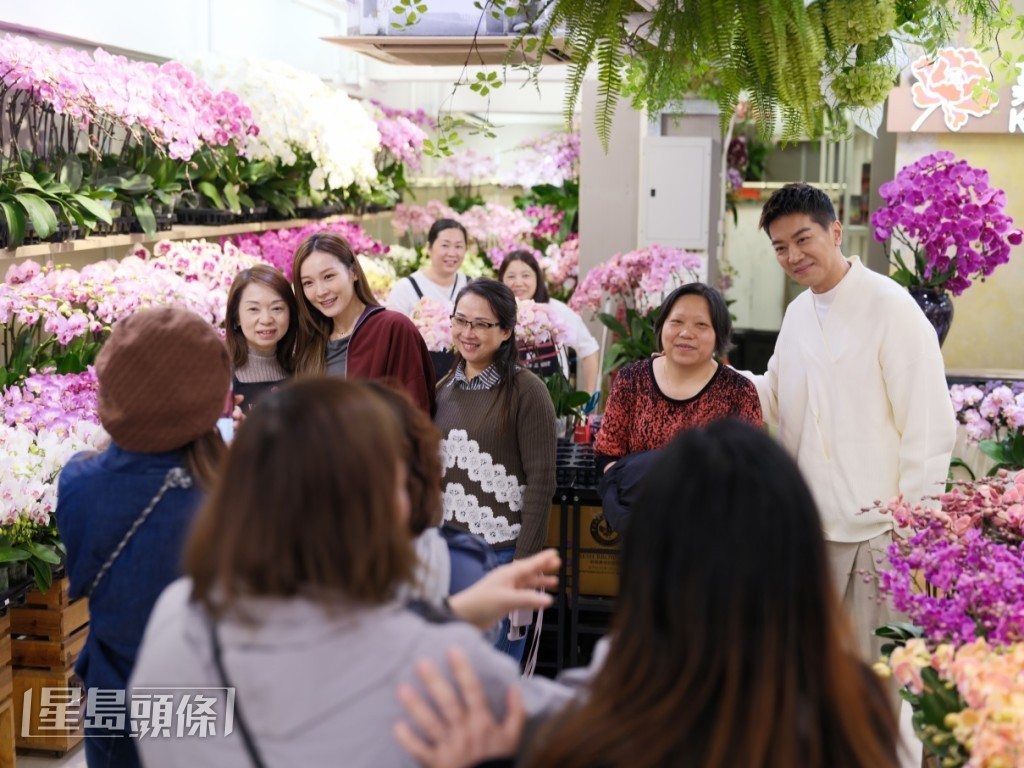 李佳芯、黎诺懿吸引大批巿民围观合照。