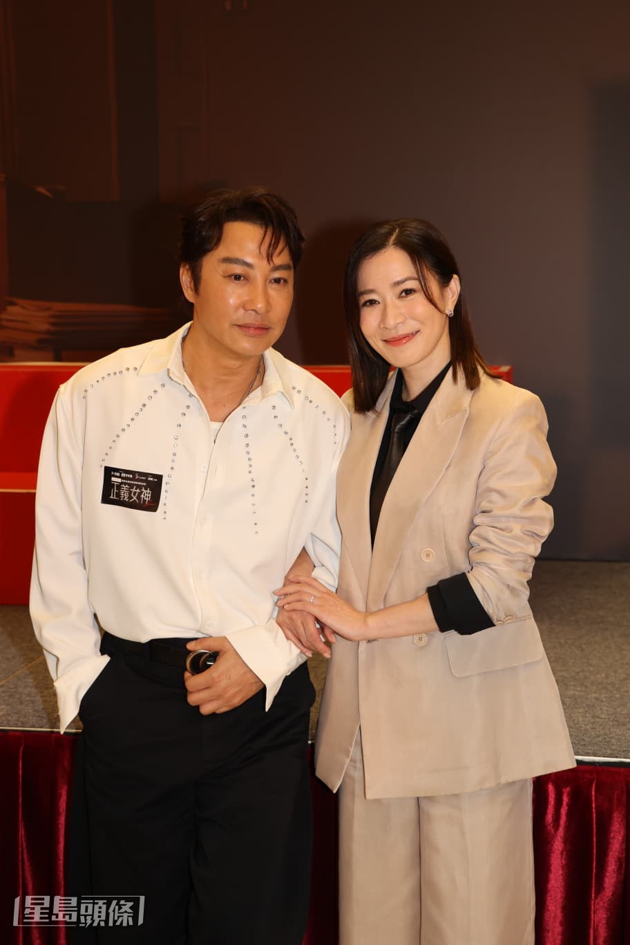 问谭耀文现实中是否有试过和阿佘打牌,他指自己不敢挑战,因为对方牌技高明。 问谭耀文现实中是否有试过和阿佘打牌,他指自己不敢挑战,因为对方牌技高明。