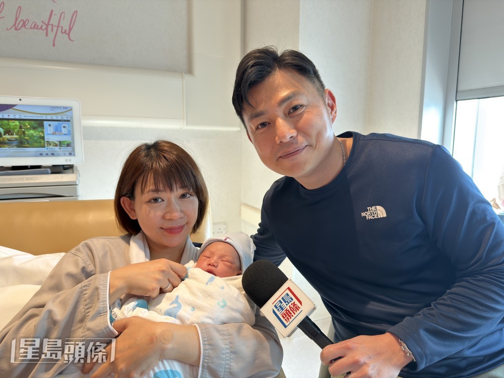 何生何太希望儿子健康成长。梁国峰摄 何生何太希望儿子健康成长。梁国峰摄