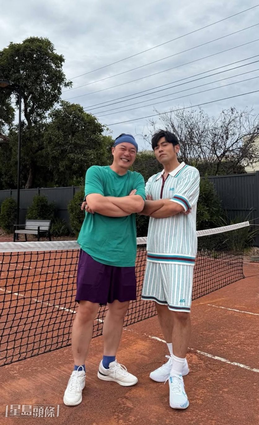 二人對戰切磋球技。