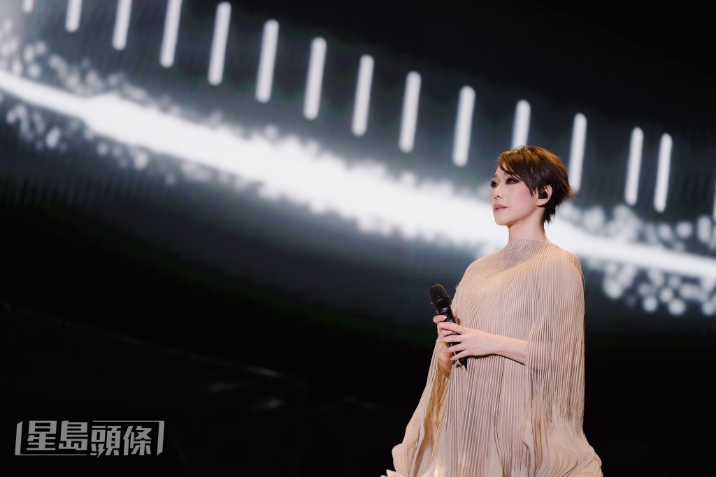 忆莲巡演以“时空交错”为主轴，曲目编排围绕“崩坏、倒塌、重生”。