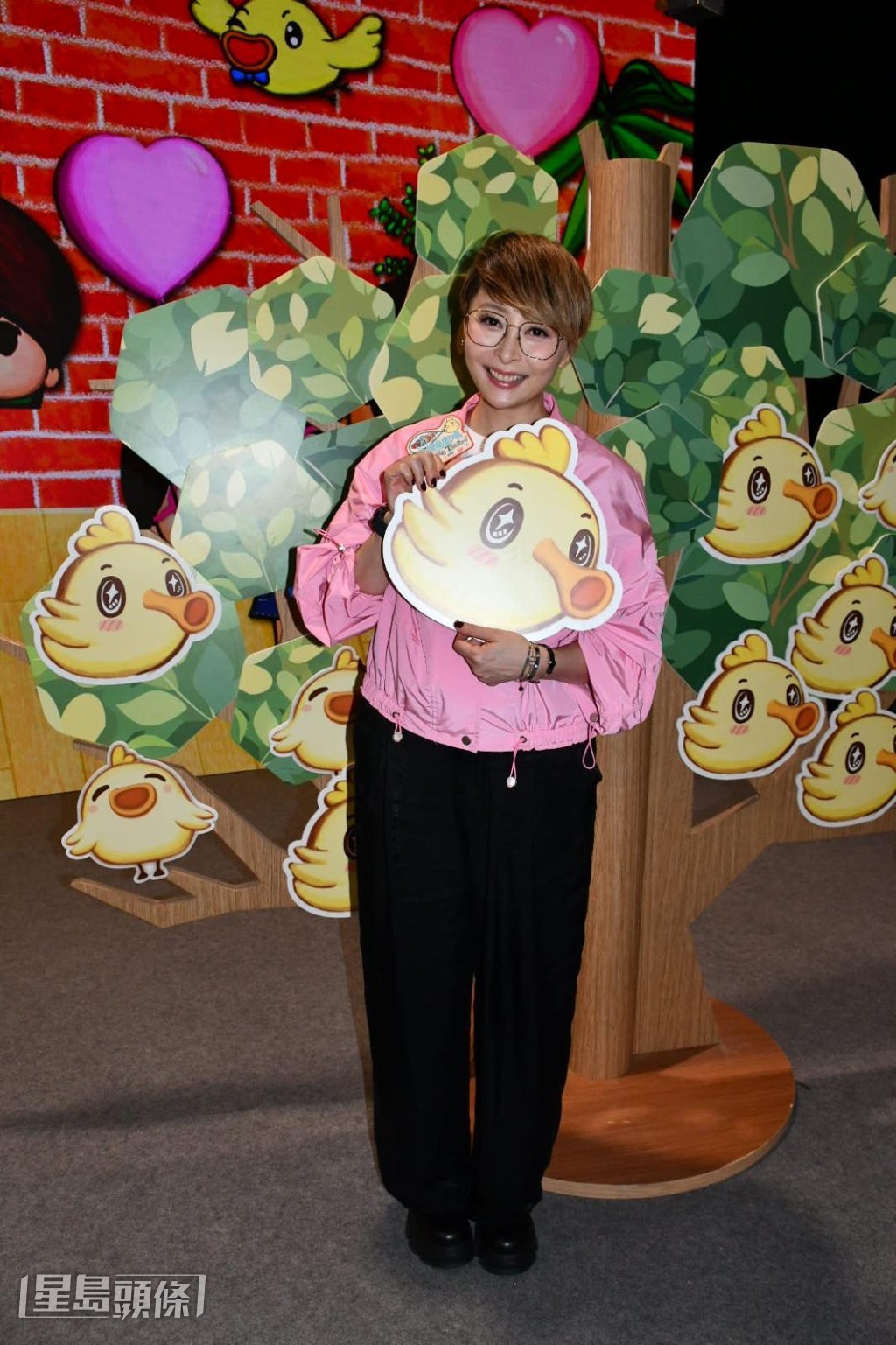 盈盈本打算跟老公一起出席全運會開幕活動,可惜有工作在身未能成行。 盈盈本打算跟老公一起出席全運會開幕活動,可惜有工作在身未能成行。