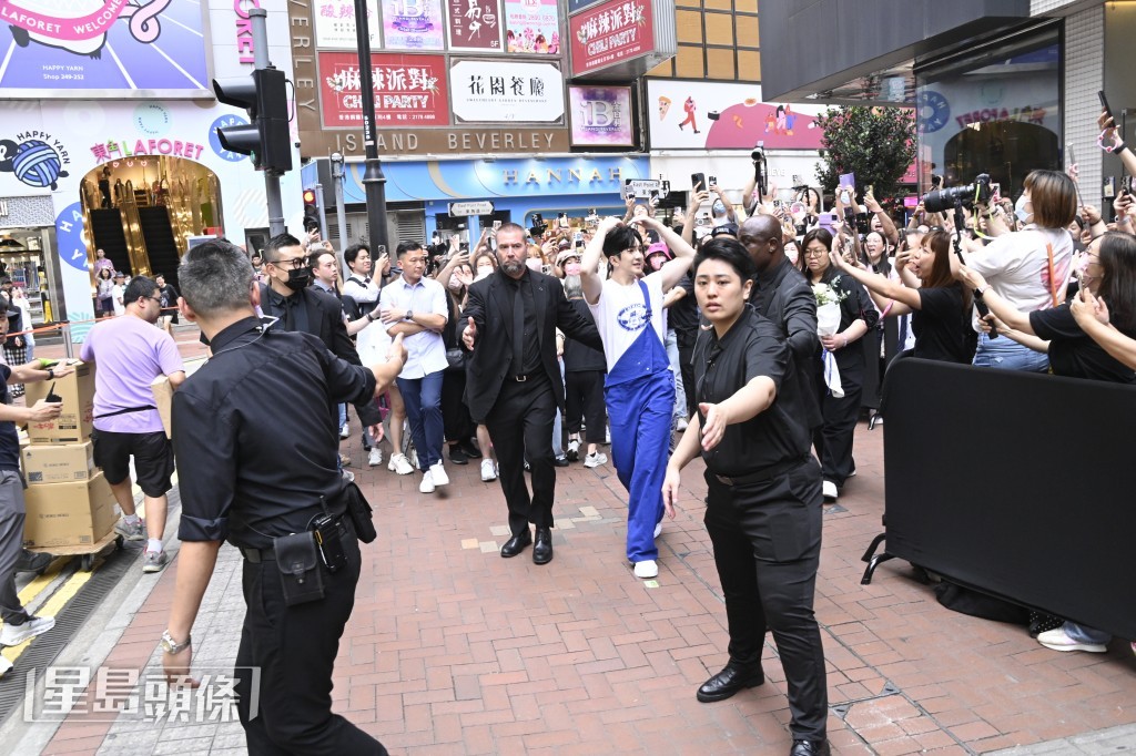 他跟在場的「神徒」揮手又擺出心心手勢。