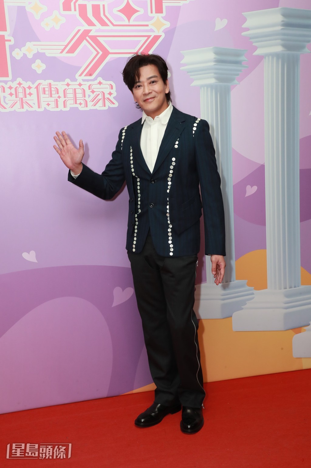 东东在现场不时咳嗽，他表示担心影响演唱会，因此日常生活也会戴口罩。