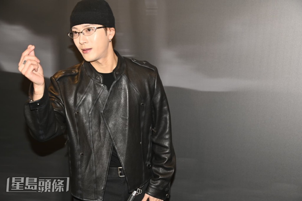 當有傳媒要求他俾心時，他笑言一向不會俾心，但隨即表示「為咗你」而向鏡頭做出心心手勢。