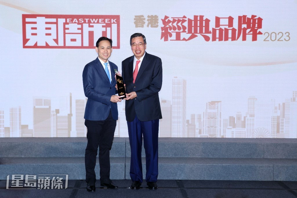 英皇集團獲頒殿堂級品牌大獎，由副主席楊政龍（左）上台領獎。
