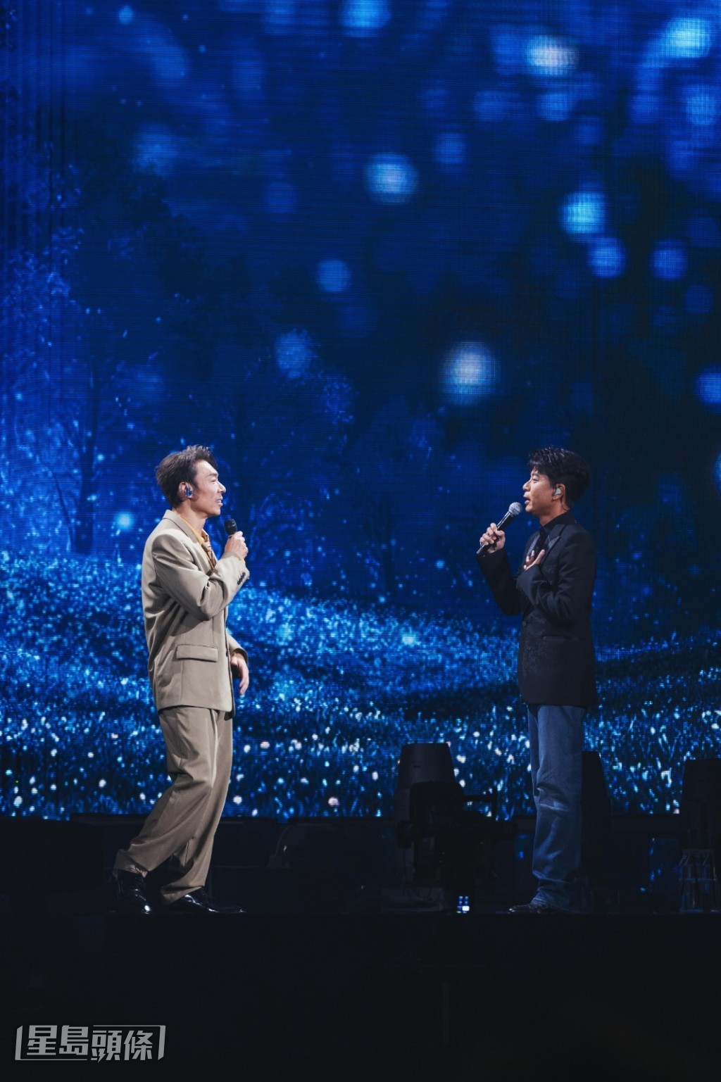在演唱會音樂總監何秉重新編曲下，二人先合唱安仔華星年代的作品《從你祝福中離開》，再無縫接軌克勤的大熱作品《深深深》。