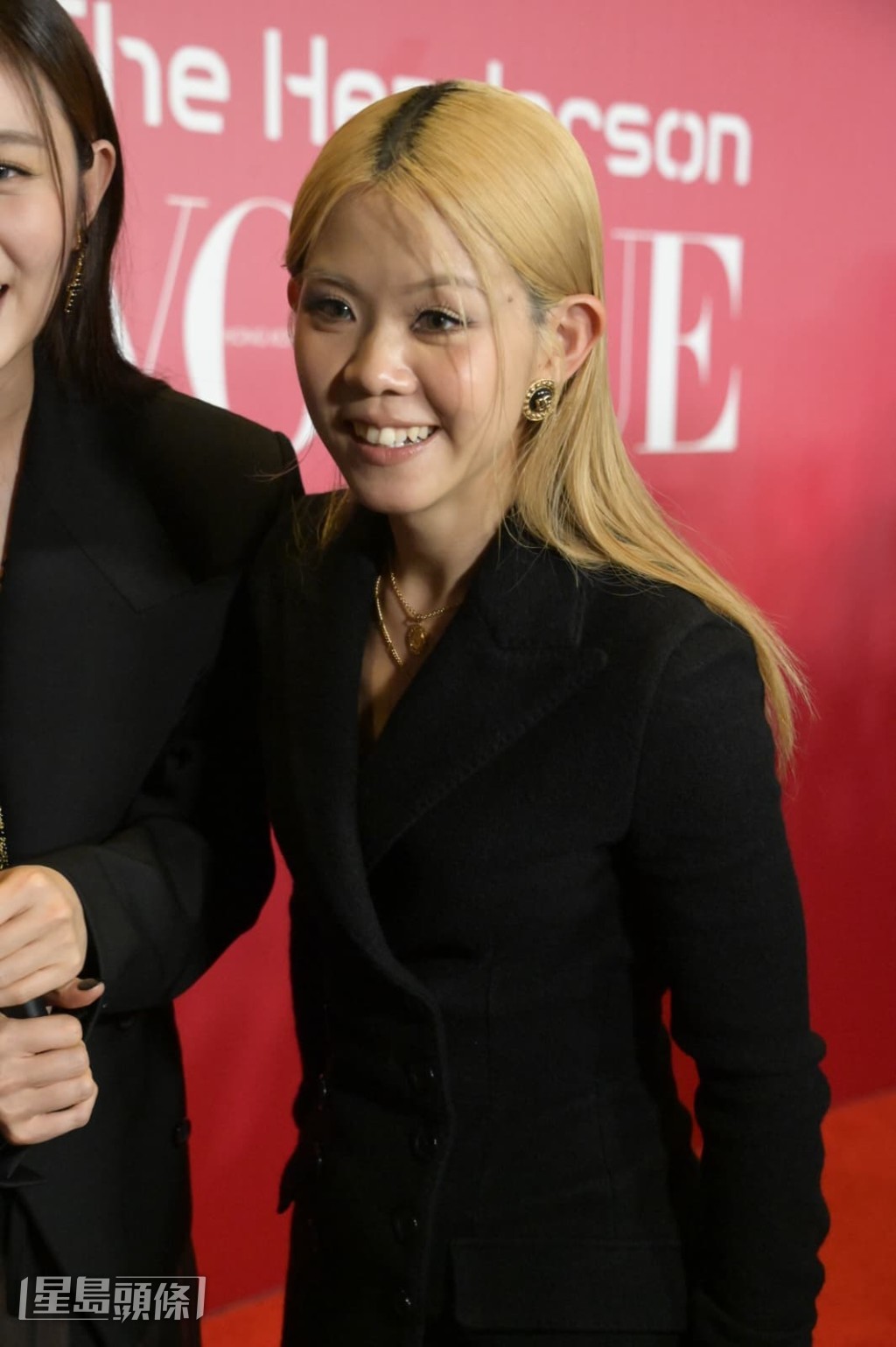 COLLAR中現在只有沈貞巧仍未有個人單曲，她表示不知出歌時間表。